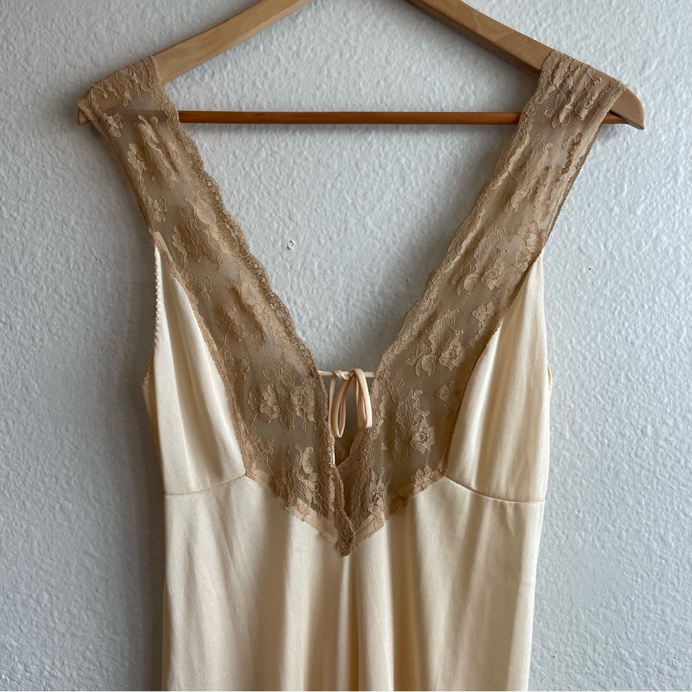 Vintage 1970s Lace-Trim Long Chemise Nightgown in Champagne - Picture 5 of 12